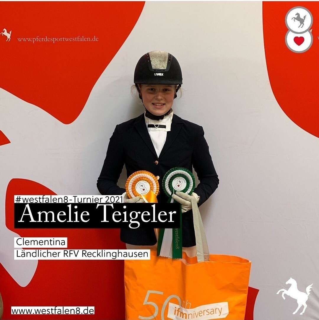 Herzlichen Glückwunsch Amelie Teigeler zum Sieg in der Dressur beim diesjährigen Westfalen8-Turnier! 
Clementina bekommt zur Belohnung ein paar Möhrchen mehr ins Futter!
Dein Verein freut sich mit Dir über diesen tollen Erfolg!